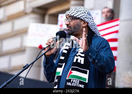 Doktor Hirron Fernando spricht über seine Erfahrungen als Arzt in Gaza mit den Demonstranten, die an einem stillen marsch teilnahmen, um an die sechs Monate des Krieges in Gaza zu erinnern und für all die Toten zu werben, organisiert vom Gaza-Völkermord-Notfallkomitee in Glasgow am 27. April 2024 © Chantal Guevara/Alamy, alle Rechte vorbehalten. Stockfoto