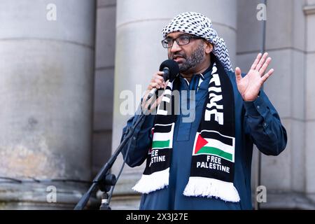 Doktor Hirron Fernando spricht über seine Erfahrungen als Arzt in Gaza mit den Demonstranten, die an einem stillen marsch teilnahmen, um an die sechs Monate des Krieges in Gaza zu erinnern und für all die Toten zu werben, organisiert vom Gaza-Völkermord-Notfallkomitee in Glasgow am 27. April 2024 © Chantal Guevara/Alamy, alle Rechte vorbehalten. Stockfoto