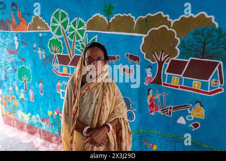 Chapainawabganj, Rajshahi, Bangladesch. April 2024. Fast alle Häuser in einem Dorf in Bangladeschs nordwestlichem Viertel Chapainawabganj sind mit der südasiatischen traditionellen Kunst namens „Alpona“ geschmückt. Die Kunst wird traditionell von Frauen praktiziert. Das Dorf ist im Land als „Alpona Gram“ (Kunstdorf) bekannt. Santals lebten schon sehr lange im Norden dieses Landes. Die Farben und Muster, die sie unter ihnen vorenthalten, und die Kultur, die sie haben, sind sehr unterschiedlich und sehr hell im Vergleich zu den vielen anderen ethnischen Menschen, die in diesem Land leben. Die lebendigste Stockfoto