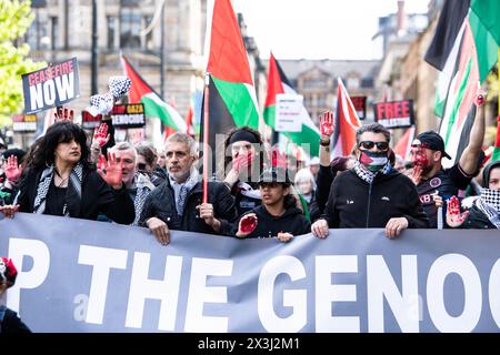 Glasgow, Großbritannien. April 2024. Demonstranten, die an einem stillen marsch zum Gedenken an die sechs Monate des Krieges in Gaza und zur Kampagne für alle Toten teilnehmen, organisiert vom Gaza-Völkermord-Notfallkomitee am 27. April 2024 in Glasgow © Chantal Guevara, alle Rechte vorbehalten. Quelle: Chantal Guevara/Alamy Live News Stockfoto