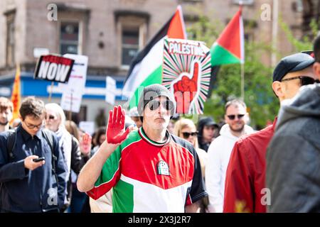 Glasgow, Großbritannien. April 2024. Doktor Hirron Fernando spricht über seine Erfahrungen als Arzt in Gaza mit den Demonstranten, die an einem stillen marsch teilnahmen, um an die sechs Monate des Krieges in Gaza zu erinnern und für all die Toten zu werben, organisiert vom Gaza-Völkermord-Notfallkomitee in Glasgow am 27. April 2024 © Chantal Guevara/Alamy, alle Rechte vorbehalten. Quelle: Chantal Guevara/Alamy Live News Stockfoto