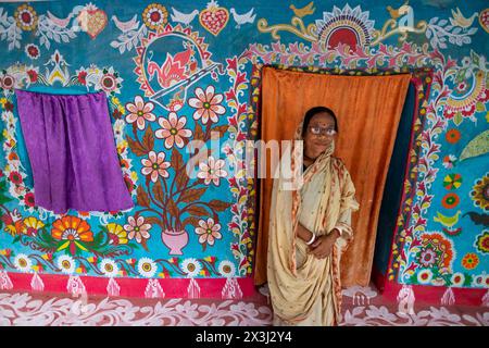 Chapainawabganj, Rajshahi, Bangladesch. April 2024. Fast alle Häuser in einem Dorf in Bangladeschs nordwestlichem Viertel Chapainawabganj sind mit der südasiatischen traditionellen Kunst namens „Alpona“ geschmückt. Die Kunst wird traditionell von Frauen praktiziert. Das Dorf ist im Land als „Alpona Gram“ (Kunstdorf) bekannt. Santals lebten schon sehr lange im Norden dieses Landes. Die Farben und Muster, die sie unter ihnen vorenthalten, und die Kultur, die sie haben, sind sehr unterschiedlich und sehr hell im Vergleich zu den vielen anderen ethnischen Menschen, die in diesem Land leben. Die lebendigste Stockfoto