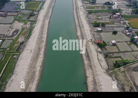 Khulna, Bangladesch - 11. April 2024: Das Water Development Board hat den normalen Fluss durch Ausbaggern des Kapotaksha River bei Paikgac wiederhergestellt Stockfoto