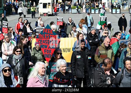 Edinburgh, Schottland, Großbritannien. April 2024. Die Solidarität der Arbeiter mit Palästina versammelte sich auf dem Hügel. Quelle: Craig Brown/Alamy Live News Stockfoto