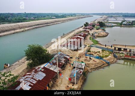 Khulna, Bangladesch - 11. April 2024: Das Water Development Board hat den normalen Fluss durch Ausbaggern des Kapotaksha River bei Paikgac wiederhergestellt Stockfoto