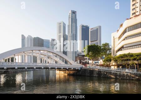 Asien, Singapur, Boat Quay mit Elgin Bridge und Gebäuden des Singapore River und der City Business Area Stockfoto