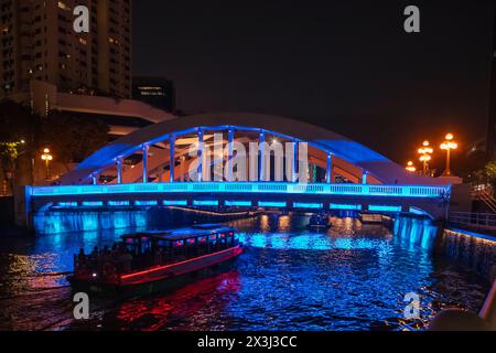 Asien, Singapur, historische Elgin-Brücke bei Nacht beleuchtet und Singapur River Stockfoto