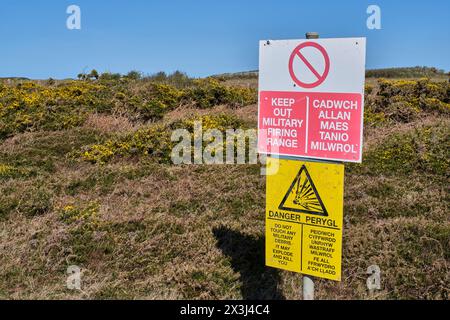 Warnschild auf der Castlemartin Artillery Range bei Bosherton, Pembrokeshire, Wales Stockfoto