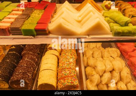 Asien, Singapur, Chinatown, typisches Food Court, farbenfrohe Kuchen- und Dessertladen Stockfoto