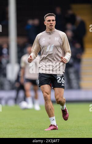 João Palhinha of Fulham wärmt sich vor dem Spiel der Premier League zwischen Fulham und Crystal Palace am 27. April 2024 im Craven Cottage in London auf. Foto: Grant Winter. Nur redaktionelle Verwendung, Lizenz für kommerzielle Nutzung erforderlich. Keine Verwendung bei Wetten, Spielen oder Publikationen eines einzelnen Clubs/einer Liga/eines Spielers. Quelle: UK Sports Pics Ltd/Alamy Live News Stockfoto