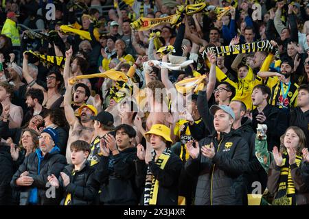 Wellington, Neuseeland. April 2024. Die Fans von Wellington Phoenix freuen sich über den Sieg. Wellington Phoenix gegen Macarthur FC. Isuzu A-League Männer. Sky Stadium. Wellington. Neuseeland (Joe Serci/SPP) Credit: SPP Sport Press Photo. /Alamy Live News Stockfoto