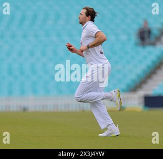 London. April 2024. James Fuller (26 Hampshire) Bowling während des zweiten Tages der County Championship Division One Match zwischen Surrey und Hampshire im Kia Oval. Quelle: Matthew Starling / Alamy Live News Stockfoto