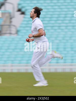 London. April 2024. James Fuller (26 Hampshire) Bowling während des zweiten Tages der County Championship Division One Match zwischen Surrey und Hampshire im Kia Oval. Quelle: Matthew Starling / Alamy Live News Stockfoto