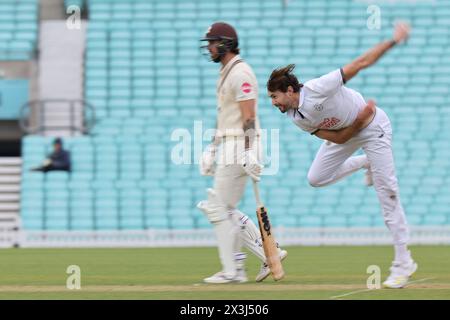 London. April 2024. James Fuller (26 Hampshire) Bowling während des zweiten Tages der County Championship Division One Match zwischen Surrey und Hampshire im Kia Oval. Quelle: Matthew Starling / Alamy Live News Stockfoto