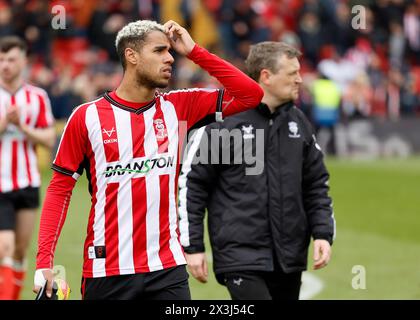 Lincoln City's Ethan Erhahon und Lincoln City Manager Michael Skubala nach dem Spiel der Sky Bet League One im LNER Stadium, Lincoln. Bilddatum: Samstag, 27. April 2024. Stockfoto