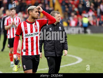 Lincoln City's Ethan Erhahon und Lincoln City Manager Michael Skubala nach dem Spiel der Sky Bet League One im LNER Stadium, Lincoln. Bilddatum: Samstag, 27. April 2024. Stockfoto