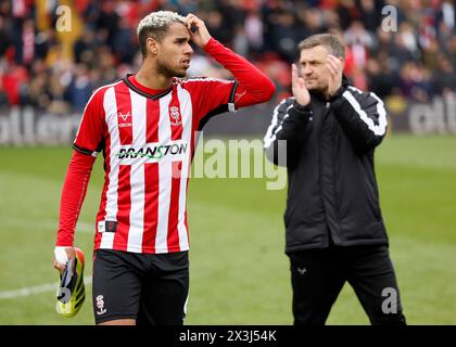 Lincoln City's Ethan Erhahon und Lincoln City Manager Michael Skubala nach dem Spiel der Sky Bet League One im LNER Stadium, Lincoln. Bilddatum: Samstag, 27. April 2024. Stockfoto