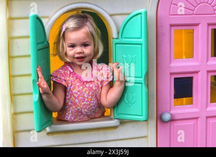 Kleines Mädchen in ihrem Puppenhaus. Kleiner Engel. MR Stockfoto