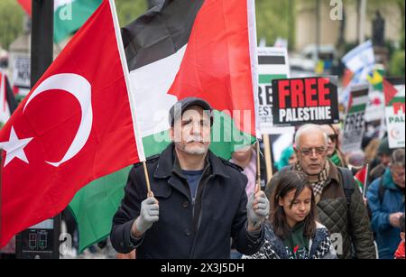 London, Großbritannien. April 2024. Pro-Palästina-marsch durch die Londoner Innenstadt trifft auf einen pro-israelischen Gegenprotest in der Pall Mall Credit: Phil Robinson/Alamy Live News Stockfoto