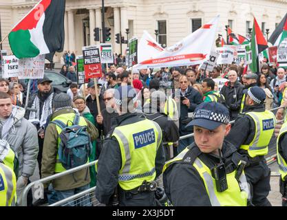 London, Großbritannien. April 2024. Pro-Palästina-marsch durch die Londoner Innenstadt trifft auf einen pro-israelischen Gegenprotest in der Pall Mall Credit: Phil Robinson/Alamy Live News Stockfoto
