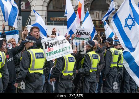 London, Großbritannien. April 2024. Pro-Palästina-marsch durch die Londoner Innenstadt trifft auf einen pro-israelischen Gegenprotest in der Pall Mall Credit: Phil Robinson/Alamy Live News Stockfoto