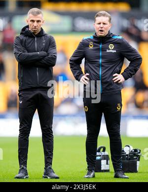 Gary O’Neil (links), Trainer der Wolverhampton Wanderers und Tim Jenkins, der vor dem Premier League-Spiel im Molineux Stadium in Wolverhampton stand. Bilddatum: Samstag, 27. April 2024. Stockfoto