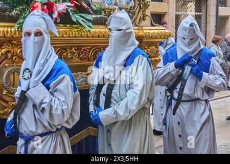 Tarragona, Spanien - 27. April 2024: Die Karwoche ist eine Zeit der Reflexion und Nachdenklichkeit für die religiöse Gemeinschaft. Stockfoto