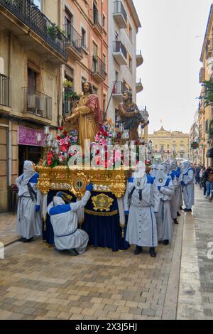 Tarragona, Spanien - 27. April 2024: Die kopfsteingepflasterten Straßen erwachen während der Karwoche mit Inbrunst und Ehrfurcht zum Leben. Stockfoto