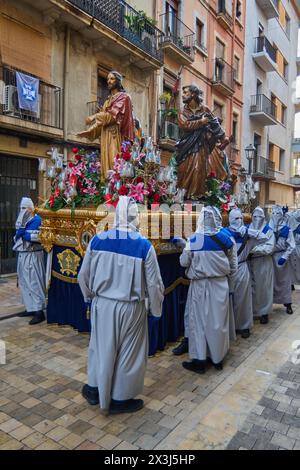 Tarragona, Spanien - 27. April 2024: Die Atmosphäre ist mit Spiritualität aufgeladen, während die Nazarenos ehrfürchtig voranschreiten. Stockfoto