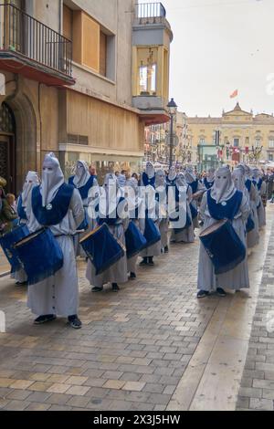 Tarragona, Spanien - 27. April 2024: Die Prozession zeugt von der tiefen Verbindung zwischen irdischem und Göttlichem. Stockfoto