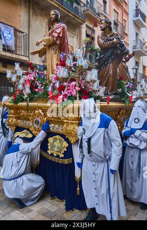 Tarragona, Spanien - 27. April 2024: Die religiösen Wagen repräsentieren Schlüsselmomente der Passion und Auferstehung Christi. Stockfoto