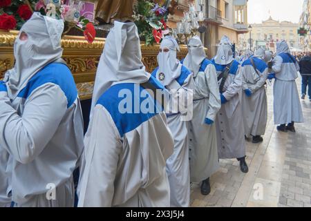 Tarragona, Spanien - 27. April 2024: Geschichte und glaube verschmelzen in dieser Tradition, die in der spanischen Kultur verwurzelt ist. Stockfoto