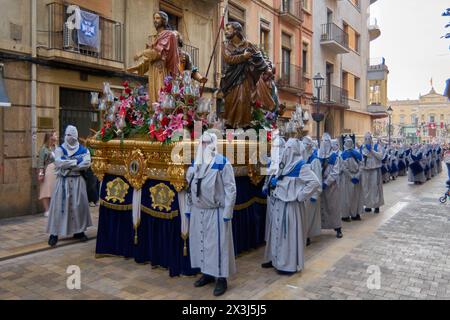 Tarragona, Spanien - 27. April 2024: Nazarenos mit ihren unverwechselbaren Kapuzen sind ein ikonisches Symbol dieser Feierlichkeiten. Stockfoto