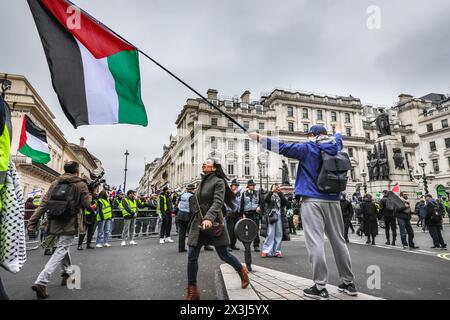 London, Großbritannien. April 2024. Mitch Winehouse, Vater des verstorbenen Amy Winehouse, hat sich dem statischen Protest angeschlossen. Demonstranten beim pro-israelischen statischen Protest gegen Pall Mal. Teilnehmer am „National March for Palestine“ und rufen zu Einem permanenten Waffenstillstand-protestmarsch vom Parliament Square durch das Zentrum Londons zum Hyde Park auf, während Demonstranten von der Gegenaktion „Counter the Hate“ an einer Ecke der Pall Mall zusammentreffen. Beide Seiten sind durch Barrieren und eine Polizeipräsenz getrennt. Quelle: Imageplotter/Alamy Live News Stockfoto