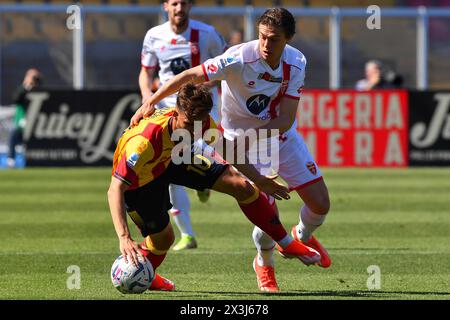 Lecce, Italien. April 2024. Lecce ist im Mittelfeld Remi Oudin (10 US Lecce) und Monzas stricker Alessio Zerbin (20 AC Milan) im Spiel während des Serie A TIM Fußballspiels zwischen US Lecce und AC Monza im Via del Mare Stadium in Lecce, Italien, Samstag, 27. April 2024. (Credit Image: &#xa9; Giovanni Evangelista/LaPresse) Credit: LaPresse/Alamy Live News Stockfoto