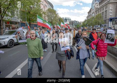 Demonstranten versammelten sich am 27. April 2024 in Berlin, um gegen das jüngste Todesurteil des iranischen Rappers Toomaj Salehi zu protestieren, ein ausgesprochener Kritiker der iranischen Regierung, der unter anderem wegen "Korruption auf der Erde" und "Krieg gegen Gott führen" verurteilt wurde. Der friedliche Protest verdeutlichte die weltweite Besorgnis über das harte Vorgehen des Iran gegen Andersdenkende und die harten Strafen, denen Demonstranten im Land ausgesetzt sind. Salehi, eine prominente Persönlichkeit in der iranischen Musikszene, steht seit seiner Verhaftung 2022 im Rampenlicht, weil er regierungsfeindliche Proteste unterstützt, die durch den Tod von Mahsa Amini ausgelöst wurden. Trotz eines Stockfoto