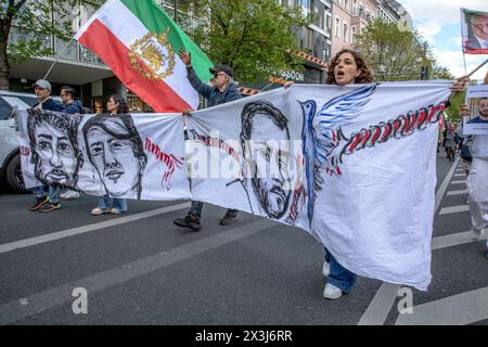 Demonstranten versammelten sich am 27. April 2024 in Berlin, um gegen das jüngste Todesurteil des iranischen Rappers Toomaj Salehi zu protestieren, ein ausgesprochener Kritiker der iranischen Regierung, der unter anderem wegen "Korruption auf der Erde" und "Krieg gegen Gott führen" verurteilt wurde. Der friedliche Protest verdeutlichte die weltweite Besorgnis über das harte Vorgehen des Iran gegen Andersdenkende und die harten Strafen, denen Demonstranten im Land ausgesetzt sind. Salehi, eine prominente Persönlichkeit in der iranischen Musikszene, steht seit seiner Verhaftung 2022 im Rampenlicht, weil er regierungsfeindliche Proteste unterstützt, die durch den Tod von Mahsa Amini ausgelöst wurden. Trotz eines Stockfoto