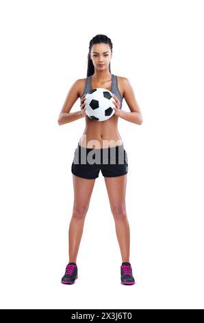 Fußball, Porträt und Frau bereit mit Ball im Studio für Spiel, Spiel oder Kick-off auf weißem Hintergrund. Sport, Fußball und selbstbewusste weibliche Person für Stockfoto