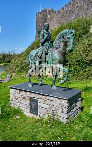 William Marshall Statue vor Pembroke Castle, Pembroke, Pembrokeshire, Wales Stockfoto