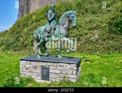 William Marshall Statue vor Pembroke Castle, Pembroke, Pembrokeshire, Wales Stockfoto