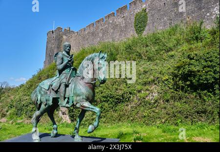 William Marshall Statue vor Pembroke Castle, Pembroke, Pembrokeshire, Wales Stockfoto