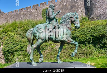 William Marshall Statue vor Pembroke Castle, Pembroke, Pembrokeshire, Wales Stockfoto