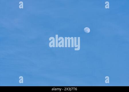 Der Mond von Amroth Beach aus gesehen, Pembrokeshire, Wales Stockfoto