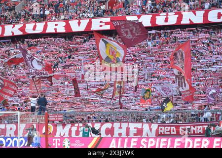 München, Deutschland. April 2024. MÜNCHEN, DEUTSCHLAND - 27. APRIL: Fans des FC Bayern München beim Bundesliga-Spiel zwischen dem FC Bayern München und der Eintracht Frankfurt in der Allianz Arena am 27. April 2024 in München.240427 SEPA 24 012 - 20240427 PD4984 Credit: APA-PictureDesk/Alamy Live News Stockfoto