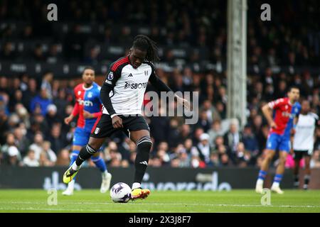 London, Großbritannien. April 2024. London, 27. April 2024: Calvin Bassey aus Fulham macht sich auf den Ball während des Premier League-Spiels zwischen Fulham und Crystal Palace am 27. April 2024 im Craven Cottage in London. (Pedro Soares/SPP) Credit: SPP Sport Press Photo. /Alamy Live News Stockfoto