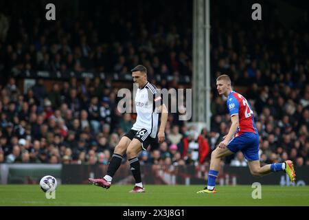 London, Großbritannien. April 2024. London, 27. April 2024: Joao Palhinha aus Fulham spielt mit Back Back während des Premier League-Spiels zwischen Fulham und Crystal Palace am 27. April 2024 im Craven Cottage in London, England. (Pedro Soares/SPP) Credit: SPP Sport Press Photo. /Alamy Live News Stockfoto