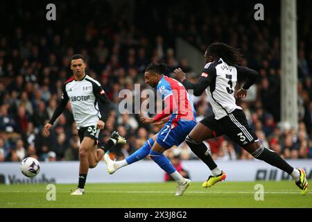 London, Großbritannien. April 2024. London, 27. April 2024: Michael Olise von Crystal Palace schießt beim Premier League-Spiel zwischen Fulham und Crystal Palace am 27. April 2024 in Craven Cottage in London, England. (Pedro Soares/SPP) Credit: SPP Sport Press Photo. /Alamy Live News Stockfoto