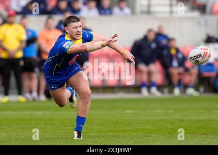Eccles, Großbritannien. 31. August 2023. Danny Walker von Warrington Wolves übergibt den Ball während des Spiels Salford Red Devils gegen Warrington Wolves im Salford Community Stadium, Eccles, Vereinigtes Königreich, 27. April 2024 (Foto: Steve Flynn/News Images) in Eccles, Vereinigtes Königreich am 31. April 2023. (Foto: Steve Flynn/News Images/SIPA USA) Credit: SIPA USA/Alamy Live News Stockfoto