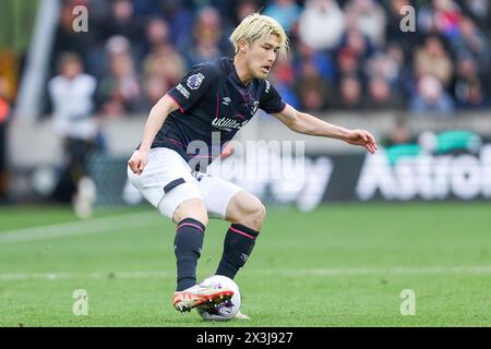 Wolverhampton, Großbritannien. April 2024. Daiki Hashioka aus Luton Town am 27. April 2024 beim Premier League-Spiel zwischen Wolverhampton Wanderers und Luton Town in Molineux, Wolverhampton, England. Foto von Stuart Leggett. Nur redaktionelle Verwendung, Lizenz für kommerzielle Nutzung erforderlich. Keine Verwendung bei Wetten, Spielen oder Publikationen eines einzelnen Clubs/einer Liga/eines Spielers. Quelle: UK Sports Pics Ltd/Alamy Live News Stockfoto