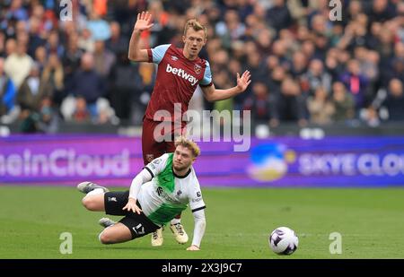 London, Großbritannien. April 2024. James Ward-Prowse von West Ham United und Harvey Elliott von Liverpool fordern den Ball während des Premier League-Spiels im London Stadium. Der Bildnachweis sollte lauten: Paul Terry/Sportimage Credit: Sportimage Ltd/Alamy Live News Stockfoto